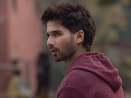OMG! Shahid Kapoor walks out of awards show, refuses to perform after being denied Best Actor award | OMG! शाहिद कपूर भडकला, परफॉर्म न करताच निघून गेला!!