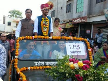 Nikhil Rakha felicitated on the success of UPSC examination | युपीएससी परीक्षेतील यशाबद्दल निखिल राखेचा यांचा सत्कार