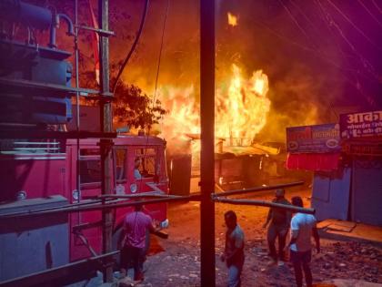 Fire at the weekly market in Khamgaon! Nine vegetable shops burnt | खामगाव येथील आठवडी बाजारात आग! भाजीपाल्याची नऊ दुकाने जळून खाक