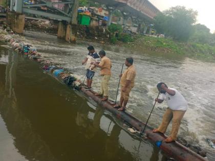 In Ulhasnagar, workers risk their lives to remove waste from the Valdhuni river | उल्हासनगरमध्ये जीव धोक्यात घालून कामगार काढतात वालधुनी नदीतील कचरा