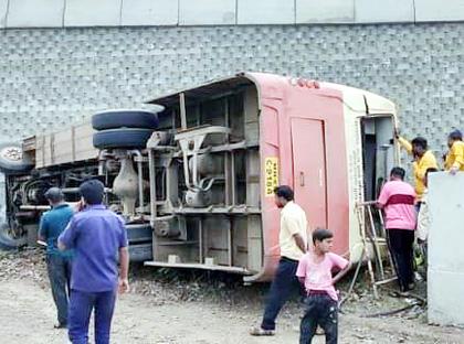 Bus overturns near Akkalkot; 27 passengers injured, three in critical condition | अक्कलकोटजवळ बस पलटी; २७ प्रवासी जखमी, तिघांची प्रकृती गंभीर