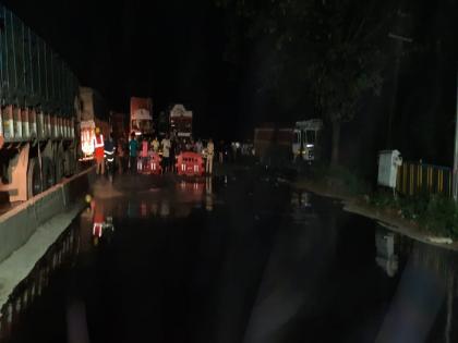 Oil tanker hits divider on Ghodbunder Road; Traffic smooth after 5 hours | घोडबंदर रोडवर ऑईल टँकर दुभाजकाला धडकला; ५ तासांनंतर वाहतूक सुरळीत