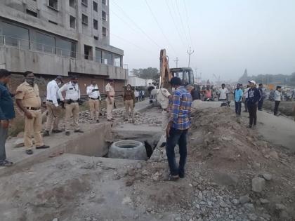 Two killed, two seriously injured after falling into drainage chamber, incident on Solapur-Akkalkot road | ड्रेनेजच्या चेंबरमध्ये पडून चार जणांचा मृत्यू; सोलापूर-अक्कलकोट रोडवरील घटना