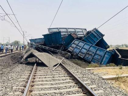 Coal Goods Train Derailed in UP: A freight train carrying coal overturned ahead power shortage india | Coal Goods Train Derailed in UP: आधीच वीज टंचाई, त्यात हा अपघात; कोळसा घेऊन जाणारी मालगाडी पलटली