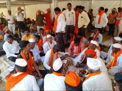 Corner meetings of Marathas in Azad Maidan! Azad Maidan blossomed with corner meetings of the Marathas | आझाद मैदानात जागोजागी मराठ्यांच्या कॉर्नर बैठका! मराठ्यांच्या कॉर्नर मिटिंगने आझाद मैदान फुललेले