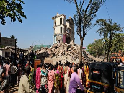 Damage to three adjacent houses due to partial collapse during the demolition of a dangerous building | धोकादायक इमारत पाडताना काही भाग पडून लगतच्या तीन घरांचे नुकसान; प्रदूषण नियंत्रणाची ऐशी तैशी 