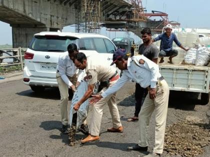 Inaction of the authorities, it is the turn of the traffic police to fill the potholes on the highway in mira bhayndar | प्राधिकरणाचा नाकर्तेपणा, महामार्गावरील खड्डे बुजवण्याची वाहतूक पोलिसांवर पाळी