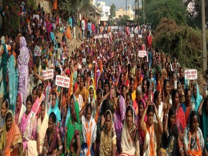 8 to 10 thousand women stormed the Tehsil office | मुक्ताईनगर येथे दारुबंदीसाठी 8 ते 10 हजार महिला धडकल्या तहसील कार्यालयावर