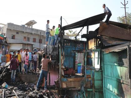 80 thousand check for Jalgaon firefighters | जळगावातील आगग्रस्तांना 80 हजारांचे धनादेश