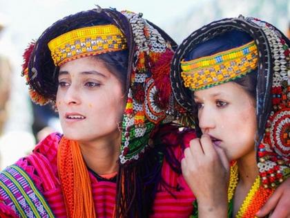 Kalash community women from Pakistan have freedom choose life partner | पतीला सोडून दुसरं लग्न करण्याची इथे महिलांना असते मोकळीक, स्वत:च निवडतात जोडीदार