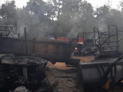 Big event! Naxals set fire to 15 tractors, 2 JCBs and a grader vehicle in Gadchiroli |  मोठी घटना! गडचिरोलीत नक्षल्यांनी जाळली तब्बल ११ वाहने; ९ ट्रॅक्टर व २ जेसीबीचा समावेश