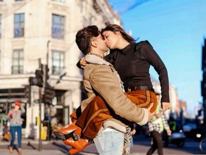 debina bonnerjee and gurmeet choudhary vacation pictures | हॉट कपलचा ‘बेफिक्रे’ रोमान्स, लंडनच्या रस्त्यावर रोमॅन्टिक अंदाजात केले एकमेकांना किस