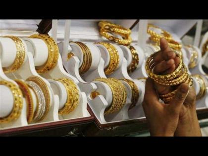 Two women entered the jwellery shop and ran away with gold bangles | गिऱ्हाईक म्हणून ‘त्या’ सराफ दुकानी शिरल्या सोन्याच्या बांगड्या ढापून शिताफीनं पळाल्या