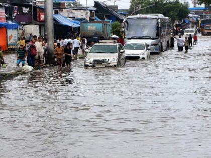 Officials rush to clear Mumbai of floods | मुंबई पूरमुक्त करण्यासाठी अधिकाऱ्यांची धावपळ