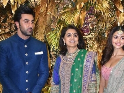 ranbir kapoor gets trolled for his poker face with alia bhatt and mother neetu at armaan jain wedding reception | आलिया सोबत असूनही कुठे हरवले रणबीर कपूरच्या चेह-यावरचे हसू? लोकांना पडला प्रश्न
