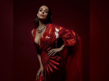 No Western But Hotness Overloaded! Malaika Arora looked bold in a red saree | No Western But Hotness Overloaded! लाल रंगाच्या साडीतही बोल्ड दिसली मलायका अरोरा