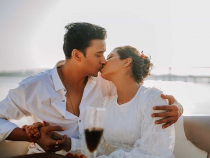pavitra rishta fame anurag sharma shares romantic pictures with wife nandini gupta from their honeymoon | खुल्लमखुल्ला मलेशियात अनुराग शर्माने पत्नीसोबत केले लिपलॉक, हनीमूनचे फोटो होतायेत व्हायरल