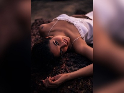 PHOTOS: Vicky Kaushal's ex girlfriend Harleen Sethi done photoshoot after breakup | PHOTOS: ब्रेकअपनंतर विकी कौशलच्या एक्स गर्लफ्रेंडने बिचवर केले फोटोशूट, दिसली स्टनिंग