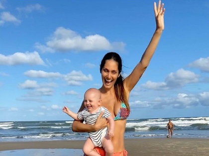 Bruna Abdula enjoy with husband and daughter on the beach, the photos went viral | समुद्र किनारी नवरा व मुलीसोबत ब्रुना अब्दुलाने केले एन्जॉय, फोटो झाले व्हायरल