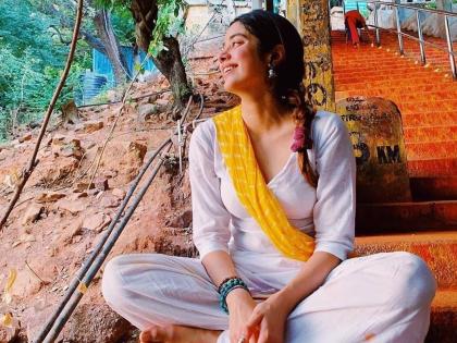 janhvi kapoor visits tirupati barefoot | अनवाणी पायांनी तिरूपतीच्या दर्शनासाठी पोहोचली जान्हवी कपूर