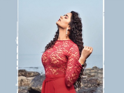 Hotness Overloaded! Bhagyashree Mote shared photos in red dress, looking too Sexy! | Hotness Overloaded! भाग्यश्री मोटे रेड ड्रेसमध्ये दिसली Too Sexy!