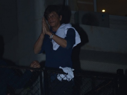 #HappyBirthdaySRK: shah rukh khan waved hand on his birthday eve to fans waitin outside mannat | #HappyBirthdaySRK: ‘मन्नत’ बाहेर चाहत्यांची गर्दी, लाडक्या एसआरकेला दिल्या वाढदिवसाच्या शुभेच्छा!!
