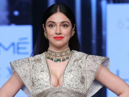 Lakme Fashion Week 2020:  divya khosla kumar faces an oops moment at her ramp walk | Lakme Fashion Week 2020: दिव्या खोसला ठरली Oops Moment ची बळी, व्हिडीओ आला समोर