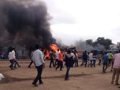 Maratha Reservation Protest Live : Protest for Maratha Reservation all over Maharashtra | Maratha Reservation Protest Live : चाकणमध्ये मराठा आंदोलनात गाड्यांची जाळपोळ, पोलिसांकडून कलम 144 लागू