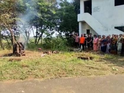 In protest against the non-removal of the encroachment, the villagers have performed the last rites in front of the Gram Panchayat | अतिक्रमण हटविले नसल्याच्या निषेधार्थ ग्रामस्थांनी ग्रामपंचायतीसमोरच केले अंत्यसंस्कार 