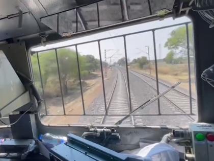 Railway Kavach Technique: Two trains came face to face with a speed of 160! Railway Minister Ashwini Vaishnaw was in the engine, the 'Kavach' test was successful | Railway Kavach Technique: 160 च्या स्पीडने दोन ट्रेन समोरासमोर आल्या! इंजिनमध्येच होते रेल्वे मंत्री, 'कवच' चाचणी यशस्वी