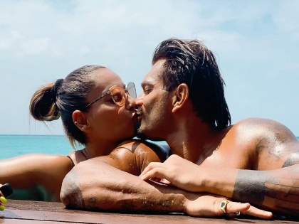 Bipasha Basu and Karan Singh Grover romantic liplock in pool at Maldives | मालदीवमध्ये बिपाशा बसू आणि करण सिंग ग्रोव्हर दिसले रोमँटिक मूडमध्ये, स्विमिंग पूलमध्ये केलं लिपलॉक