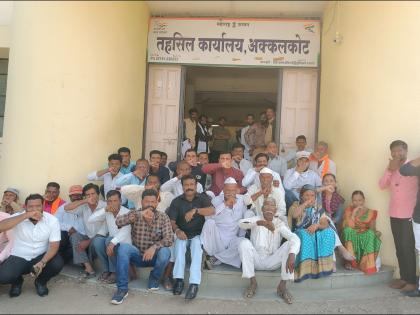 Protest by farmers in front of Akkalkot tehsil office | अक्कलकोट तहसील कार्यालयासमोर शेतकऱ्यांकडून बोंबाबोंब आंदोलन