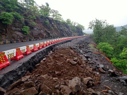 Alarm bells for passengers in Kasara Ghat, paved road, peeping dams continue to pose a threat | कसारा घाटात प्रवाशांसाठी धोक्याची घंटा, खचलेला रस्ता, डोकावणाऱ्या दरडीमुळे धोका कायम 