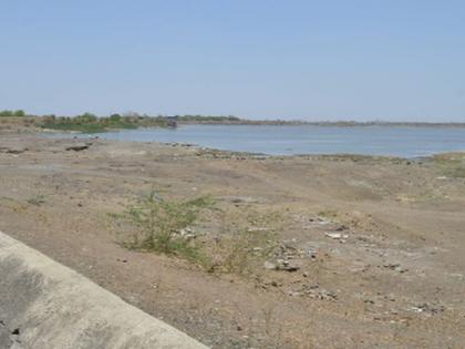 Due to water drainage in Dedargaon lake, no water can be eaten | नकाणे, डेडरगाव तलावातील जलसाठा खालावला Due to water drainage in Dedargaon lake, no water can be eaten | नकाणे, डेडरगाव तलावातील जलसाठा खालावला