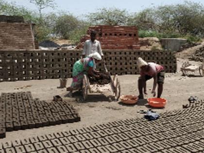  Fire brigade workers fire in raging summer | वीटभट्टी कामगारांची रणरणत्या उन्हात अग्निपरीक्षा