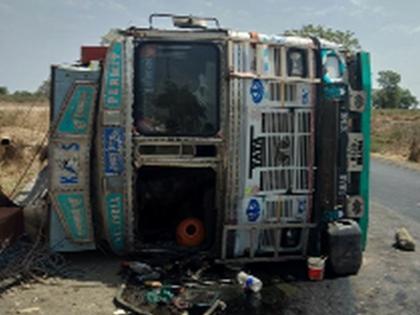  Truck collided near Ajnad village, injured driver | अजनाड गावाजवळ ट्रक उलटला, चालक जखमी