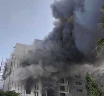 Fire in the hospital under newly-upgraded hospital | नागपुरात नवनिर्माणाधीन रुग्णालयाला आग