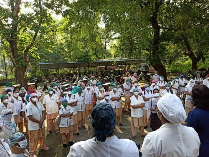 The movement of nurses in the outbreak of corona; Patient services are providing black ribbons | कोरोनाच्या प्रादूर्भावात परिचारिकांचे आंदोलन; काळ्या फिती बांधून देत आहेत रुग्णसेवा 