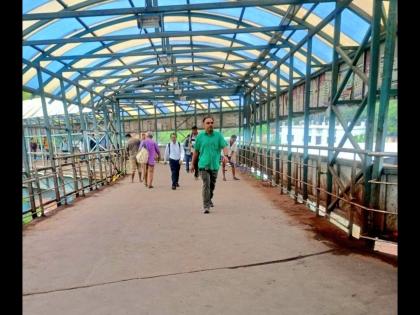 Kalyan East skywalk was cleaned after the Commissioner's order | आयुक्तांच्या आदेशानंतर कल्याण पूर्वेकडील स्कायवॉक करण्यात आला स्वच्छ