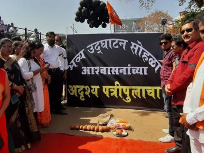 MNS agitation inaugurates Invisible Patripula in Kalyan | कल्याणमध्ये अदृश्य पत्रीपुलाचे उद्घाटन करून मनसेने केले आंदोलन