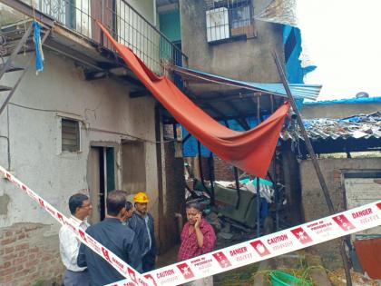 Part of a house collapsed in Rabodi area of Thane; no injuries | ठाण्यातील राबोडी परिसरात घराचा काही भाग कोसळला; सुदैवाने कुठलीही दुखापत नाही