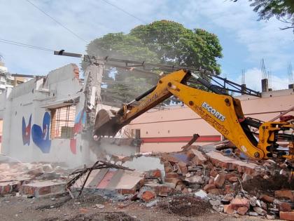 The encroachment removal work start of that square which killed twelve people in Nashik | बारा जणांचे बळी घेणाऱ्या त्या चौकातील अतिक्रमण काढण्यास सुरुवात