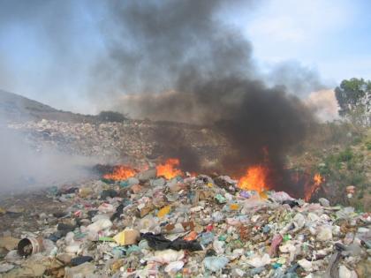 Serious problems in NIBM Kondhwa area! Stink and smoke everywhere from burning garbage, harassing citizens | एनआयबीएम कोंढवा परिसरातील गंभीर समस्या! कचरा जाळल्याने सर्वत्र दुर्गंधी आणि धूर, नागरिक हैराण