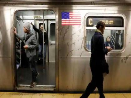 Subway driver allowing his girlfriend to operate train police action after videos viral on social media | बोंबला! प्रेमात इतका आंधळा झाला ट्रेन ड्रायव्हर, कंट्रोल रूममध्ये गर्लफ्रेन्डला बोलवलं आणि मग...