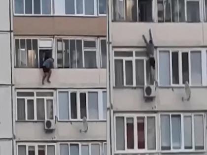 Man plunge 50ft from balcony after drunk mate pushed him off for a prank | Shocking! सहाव्या मजल्याच्या खिडकीत तो उभा होता, मित्राने घाबरवण्याचा प्रयत्न केला आणि...