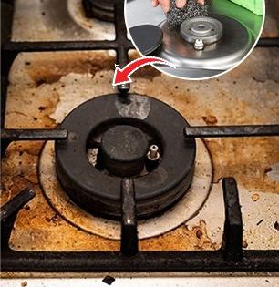 काळाकुट्ट झालेला गॅस बर्नर स्वच्छ करण्याची सोपी ट्रिक, बर्नर दिसेल एकदम नव्यासारखा...