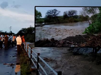 Heavy rain with gale in Latur district; Flooding of streams and drains | लातूर जिल्ह्यात वादळी वाऱ्यासह मुसळधार पाऊस; ओढे नाल्यांना पूर