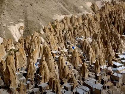 Kandovan village in Iran people live here in house like rats bill | एक असं गाव जेथील लोक राहतात 'उंदराच्या बिळात', उन्हाळ्यात थंड अन् हिवाळ्यात होतात घरे गरम