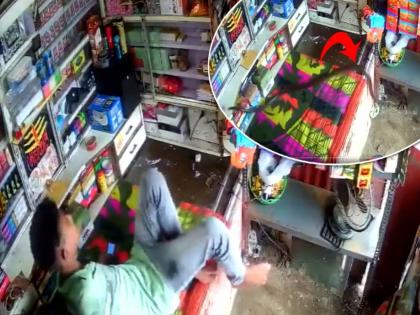 Viral video of boy was busy in mobile at shop suddenly came the cobra snake and then it happened | VIDEO : दुकानात आरामात बसला होता तरूण, अचानक उंदरामागे सरपटत आला कोब्रा साप आणि...