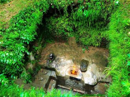 Shiv temple in bangladesh has a constant flame of fire council shares pictures | 'इथे' आहे चमत्कारी शिव मंदिर, कधीच विझत नाही अग्नीकुंडातील ज्वाळा; वैज्ञानिकही हैराण